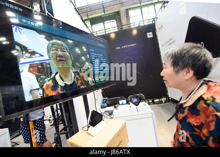 (170527)--HANGZHOU, 27. Mai 2017 (Xinhua)--eine Frau erlebt ein Gesicht Anerkennungssystem in Hangzhou International Future Life Festival in Hangzhou, Hauptstadt der ostchinesischen Provinz Zhejiang, 27. Mai 2017. Das 3-Tages-Festival würde zeigen einige Technologien und Lösungen, die zukünftige Leben beeinflussen können. (Xinhua/Li Zhong) (Zkr) Stockfoto