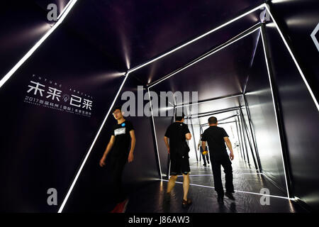 (170527)--HANGZHOU, 27. Mai 2017 (Xinhua)--Menschen besuchen Hangzhou International Future Life Festival in Hangzhou, Hauptstadt der ostchinesischen Provinz Zhejiang, 27. Mai 2017. Das 3-Tages-Festival würde zeigen einige Technologien und Lösungen, die zukünftige Leben beeinflussen können. (Xinhua/Li Zhong) (Zkr) Stockfoto