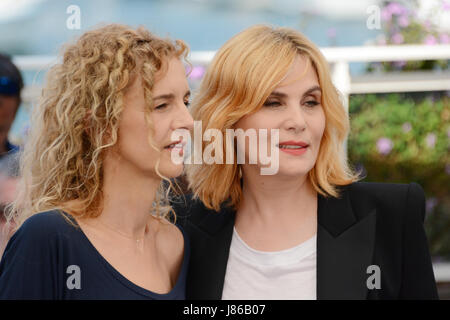 Cannes, Frankreich. 27. Mai 2017.  Schriftsteller Delphine de Vigan (L) und Schauspielerin Emmanuelle Seigner besuchen "Basiert auf eine wahre Geschichte" Fototermin während des 70. jährlichen Cannes Film Festival im Palais des Festivals am 27. Mai 2017 in Cannes, Frankreich. Bildnachweis: Frederick Injimbert/ZUMA Draht/Alamy Live-Nachrichten Stockfoto