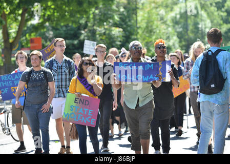 Holloway, London, UK. 27. Mai 2017. Schwestern Uncut Gruppe März und besetzen Teil der Holloway Gefängnis gegen Kürzungen der Regierung zu häuslicher Gewalt. Bildnachweis: Matthew Chattle/Alamy Live-Nachrichten Stockfoto