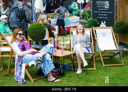 Brighton, UK. 27. Mai 2017. Trotz kühler Feiertag Wetter der Brighton und Hove Food and Drink Festival war damit beschäftigt, auf Hove Rasen Kredit: Simon Dack/Alamy Live News Stockfoto