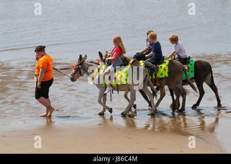 Blackpool, Fylde Küste, Lancashire, UK Wetter. 27. Mai 2017. Sonnenschein und Duschen am Nachmittag als Urlauber Kopf für den Strand mit bedecktem Himmel und lokalen Duschen. Kredite; MediaWorldImages/AlamyLiveNews Stockfoto