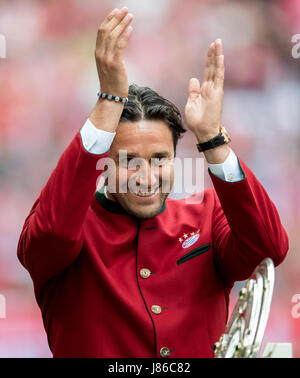 Luca Toni teilhat an den Feierlichkeiten nach die deutschen Fußball-Bundesliga-Fußball-Spiel zwischen FC Bayern Muenchen und SC Freiburg in der Allianz Arena in München, Deutschland, 20. Mai 2017.    -KEIN Draht-SERVICE - Foto: Thomas Eisenhuth/Dpa-Zentralbild/ZB Stockfoto