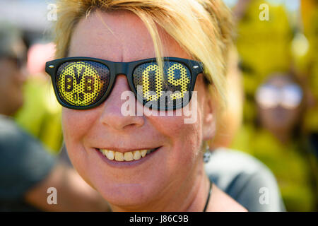 Berlin, Deutschland. 27. Mai 2017. Ein Fan von deutschen Fußballverein Borussia Dortmund trägt eine Brille mit dem Vereinslogo während ein Fan-fest in der Mittagssonne auf dem Breitscheitplatz-Platz in Berlin, Deutschland, 27. Mai 2017. Das Finale des DFB-Cups zwischen Borussia Dortmund und Eintracht Frankfurt wird am Abend im Berliner Olympiastadion stattfinden. Foto: Gregor Fischer/Dpa/Alamy Live News Stockfoto