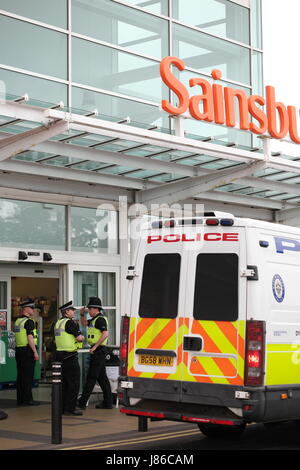 Blackheath, West Midlands, UK. 27. Mai 2017. Bewaffnete Polizei verhaftet haben einen Mann mit einem Messer inmitten Berichte von einem "Bombendrohung" bei einem Sainsbury in Blackheath in den West Midlands. In Panik Shopper wurden Evacauted aus der Sainsbury Supermarkt nach Polizei verhaftet einen Mann mit einem Messer. Bildnachweis: Terry Mason/Alamy Live-Nachrichten Stockfoto