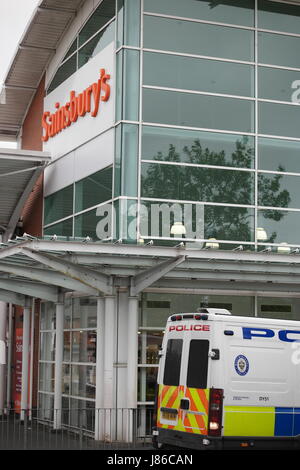 Blackheath, West Midlands, UK. 27. Mai 2017. Bewaffnete Polizei verhaftet haben einen Mann mit einem Messer inmitten Berichte von einem "Bombendrohung" bei einem Sainsbury in Blackheath in den West Midlands. In Panik Shopper wurden Evacauted aus der Sainsbury Supermarkt nach Polizei verhaftet einen Mann mit einem Messer. Bildnachweis: Terry Mason/Alamy Live-Nachrichten Stockfoto