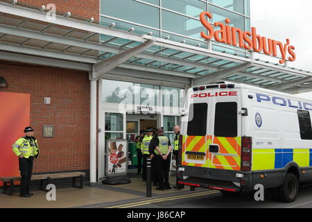 Blackheath, West Midlands, UK. 27. Mai 2017. Bewaffnete Polizei verhaftet haben einen Mann mit einem Messer inmitten Berichte von einem "Bombendrohung" bei einem Sainsbury in Blackheath in den West Midlands. In Panik Shopper wurden Evacauted aus der Sainsbury Supermarkt nach Polizei verhaftet einen Mann mit einem Messer. Bildnachweis: Terry Mason/Alamy Live-Nachrichten Stockfoto