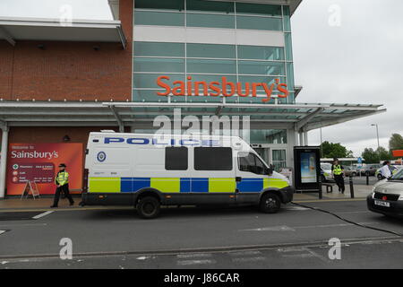 Blackheath, West Midlands, UK. 27. Mai 2017. Bewaffnete Polizei verhaftet haben einen Mann mit einem Messer inmitten Berichte von einem "Bombendrohung" bei einem Sainsbury in Blackheath in den West Midlands. In Panik Shopper wurden Evacauted aus der Sainsbury Supermarkt nach Polizei verhaftet einen Mann mit einem Messer. Bildnachweis: Terry Mason/Alamy Live-Nachrichten Stockfoto