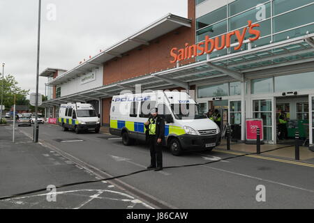 Blackheath, West Midlands, UK. 27. Mai 2017. Bewaffnete Polizei verhaftet haben einen Mann mit einem Messer inmitten Berichte von einem "Bombendrohung" bei einem Sainsbury in Blackheath in den West Midlands. In Panik Shopper wurden Evacauted aus der Sainsbury Supermarkt nach Polizei verhaftet einen Mann mit einem Messer. Bildnachweis: Terry Mason/Alamy Live-Nachrichten Stockfoto