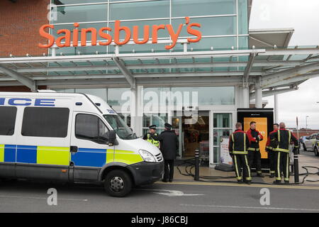 Blackheath, West Midlands, UK. 27. Mai 2017. Bewaffnete Polizei verhaftet haben einen Mann mit einem Messer inmitten Berichte von einem "Bombendrohung" bei einem Sainsbury in Blackheath in den West Midlands. In Panik Shopper wurden Evacauted aus der Sainsbury Supermarkt nach Polizei verhaftet einen Mann mit einem Messer. Bildnachweis: Terry Mason/Alamy Live-Nachrichten Stockfoto