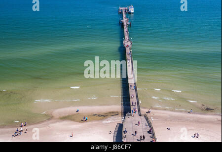 Binz, Deutschland. 18. Mai 2017. Die Seebrücke in Binz, Deutschland, 18. Mai 2017. Der größte Badeort Spa auf der Insel Rügen hat 5500 Einwohner, obwohl es mehr als 14000 Betten für Urlauber bietet. Luftbild mit einer Drohne aufgenommen. Foto: Jens Büttner/Dpa-Zentralbild/ZB/Dpa/Alamy Live News Stockfoto