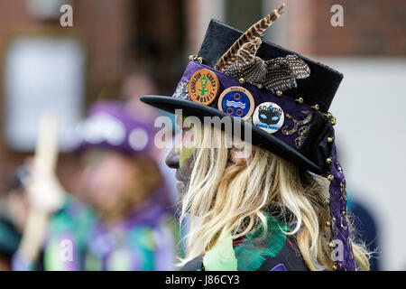 Chippenham, UK. 27. Mai 2017. Tänzerinnen und Tänzer aus der Wicket Brut Border Morris aus dem Dorf Bricket Wood in Hertfordshire sind abgebildet, wie sie am Tag Eröffnung des 2017 Chippenham folk Festival durchzuführen. Das Festival findet über 4 Tage und gilt als eines der führenden folk Festivals im Land. Bildnachweis: Lynchpics/Alamy Live-Nachrichten Stockfoto