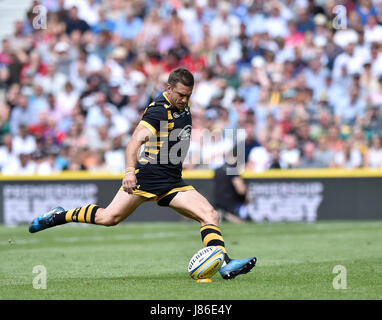 London, UK. 27. Mai 2017. Jimmy Gopperth (Wespen) findet eine Strafe Zecke während 2017 Aviva Premiership Rugby Finale Wespen V Exeter Chiefs im Twickenham Stadion Credit: Taka Wu/Alamy Live News Stockfoto