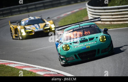 Nuerburg, Deutschland. 27. Mai 2017. The Porsche 911 GT3 R (R) des Teams Falken Motorsports geht von der Sektion "Eschbach" auf der Nordschleife-Kurs während der 24 Stunden Nürburgring Rennen in Nuerburg, Deutschland, 27. Mai 2017. Foto: Silas Stein/Dpa/Alamy Live News Stockfoto