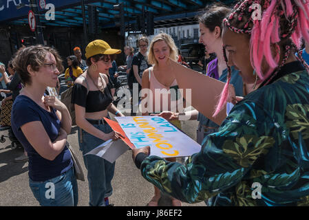 London, UK. 27. Mai 2017. Schwestern betrachten Sie ein Plakat "Das ist Gemeinschaft Land" über Ther ehemalige Hollway Gefängnis als North London Schwestern Uncut treffen sich am Camden Road Station für ihre "General Wahlveranstaltung" an einer Protestkundgebung gegen Tory Budgets, die Unterstützung für Berghütten für Opfer von häuslicher Gewalt gekürzt haben. Nachdem ich marschierten Links sie in das jetzt stillgelegten Holloway Gefängnis, besetzen die ehemalige Besucherzentrum.  Die Absicht, eine Woche des Workshops zur Frauen Wohlbefinden, Selbstverteidigung und gesetzlichen Rechte es vor der Abreise zu halten. Sie sagen, das ehemalige Frauengefängnis ist öffentliches Land und sollte für öffentliche Go verwendet werden Stockfoto