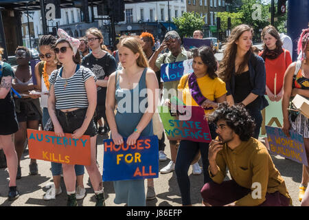 London, UK. 27. Mai 2017. Leider zeigen nicht ich die ganze Menge auf der North London Schwestern Uncut Kundgebung bei Camden Rd, wie Fotografen gebeten wurden, nicht zu wenige Frauen dort zu fotografieren, die weiße Kreuze trugen. Die allgemeinen Wahlen-Rallye wurde aus Protest gegen Tory Budgets, die Unterstützung für Berghütten für Opfer von häuslicher Gewalt gekürzt haben. Nachdem ich marschierten Links sie in das jetzt stillgelegten Holloway Gefängnis, besetzen die ehemalige Besucherzentrum.  Die Absicht, eine Woche des Workshops zur Frauen Wohlbefinden, Selbstverteidigung und gesetzlichen Rechte es vor der Abreise zu halten. Sie sagen die ehemaligen Frauen pri Stockfoto