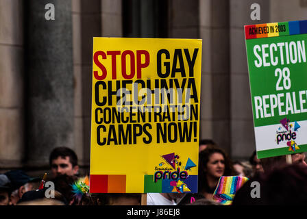 Birmingham, Vereinigtes Königreich. 27. Mai 2017. Tausende von Mitgliedern der LGBTQ Gemeinschaft versammelten sich heute für die Birmingham Pride Parade. Der Birmingham Stolz ist ein jährliches Festival für die LGBTQ Gemeinschaft in der Regel statt über Spring Bank Holiday.  Die Veranstaltung beginnt mit einer Parade von Victoria Square im Zentrum Stadt das Gay Village in Hurst Straße Credit: Jim Holz/Alamy Live News Stockfoto