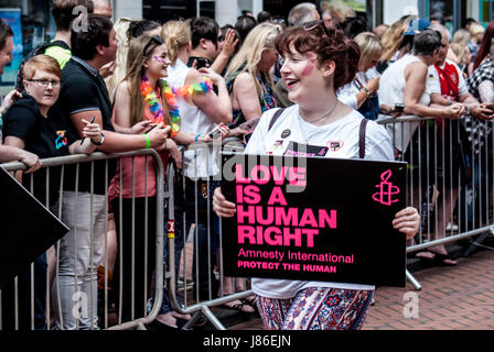 Birmingham, Vereinigtes Königreich. 27. Mai 2017. Tausende von Mitgliedern der LGBTQ Gemeinschaft versammelten sich heute für die Birmingham Pride Parade. Der Birmingham Stolz ist ein jährliches Festival für die LGBTQ Gemeinschaft in der Regel statt über Spring Bank Holiday.  Die Veranstaltung beginnt mit einer Parade von Victoria Square im Zentrum Stadt das Gay Village in Hurst Straße Credit: Jim Holz/Alamy Live News Stockfoto