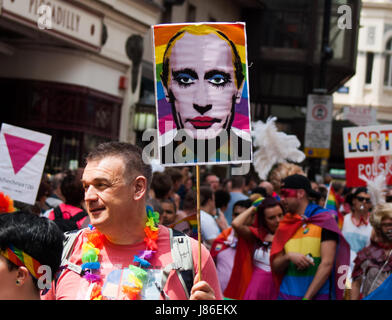 Birmingham, Vereinigtes Königreich. 27. Mai 2017. Tausende von Mitgliedern der LGBTQ Gemeinschaft versammelten sich heute für die Birmingham Pride Parade. Der Birmingham Stolz ist ein jährliches Festival für die LGBTQ Gemeinschaft in der Regel statt über Spring Bank Holiday.  Die Veranstaltung beginnt mit einer Parade von Victoria Square im Zentrum Stadt das Gay Village in Hurst Straße Credit: Jim Holz/Alamy Live News Stockfoto