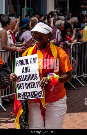 Birmingham, Vereinigtes Königreich. 27. Mai 2017. Tausende von Mitgliedern der LGBTQ Gemeinschaft versammelten sich heute für die Birmingham Pride Parade. Der Birmingham Stolz ist ein jährliches Festival für die LGBTQ Gemeinschaft in der Regel statt über Spring Bank Holiday.  Die Veranstaltung beginnt mit einer Parade von Victoria Square im Zentrum Stadt das Gay Village in Hurst Straße Credit: Jim Holz/Alamy Live News Stockfoto