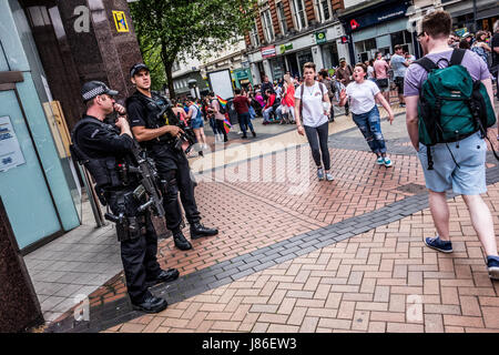 Birmingham, Vereinigtes Königreich. 27. Mai 2017.  Bewaffnete Polizei patrouillieren die Straßen inmitten von gesteigerter Sicherheit im Zuge der Manchester Bombardierung als Tausende von Mitgliedern der LGBTQ Gemeinschaft versammelten sich heute für die Birmingham Pride Parade. Der Birmingham Stolz ist ein jährliches Festival für die LGBTQ Gemeinschaft in der Regel statt über Spring Bank Holiday.  Die Veranstaltung beginnt mit einer Parade von Victoria Square im Zentrum Stadt das Gay Village in Hurst Straße Credit: Jim Holz/Alamy Live News Stockfoto