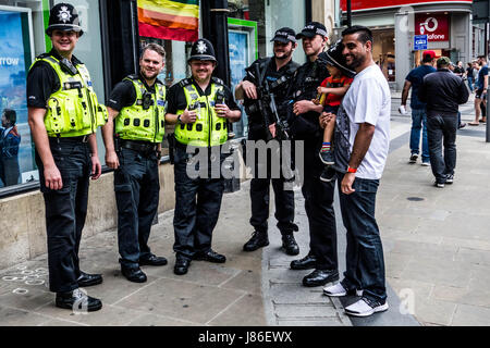 Birmingham, Vereinigtes Königreich. 27. Mai 2017.  Bewaffnete Polizei patrouillieren die Straßen inmitten von gesteigerter Sicherheit im Zuge der Manchester Bombardierung als Tausende von Mitgliedern der LGBTQ Gemeinschaft versammelten sich heute für die Birmingham Pride Parade. Der Birmingham Stolz ist ein jährliches Festival für die LGBTQ Gemeinschaft in der Regel statt über Spring Bank Holiday.  Die Veranstaltung beginnt mit einer Parade von Victoria Square im Zentrum Stadt das Gay Village in Hurst Straße Credit: Jim Holz/Alamy Live News Stockfoto