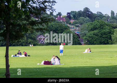 Abington Park, Northampton, Großbritannien 27. Mai 2017. Das Wetter. Gruppen von Menschen genießen den warmen sonnigen Nachmittag im Park Abington herumsitzen. Bildnachweis: Keith J Smith. / Alamy Live News Stockfoto