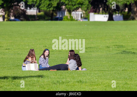 Abington Park, Northampton, Großbritannien 27. Mai 2017. Das Wetter. Gruppen von Menschen genießen den warmen sonnigen Nachmittag im Park Abington herumsitzen. Bildnachweis: Keith J Smith. / Alamy Live News Stockfoto