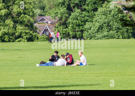 Abington Park, Northampton, Großbritannien 27. Mai 2017. Das Wetter. Gruppen von Menschen genießen den warmen sonnigen Nachmittag im Park Abington herumsitzen. Bildnachweis: Keith J Smith. / Alamy Live News Stockfoto