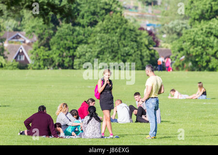 Abington Park, Northampton, Großbritannien 27. Mai 2017. Das Wetter. Gruppen von Menschen genießen den warmen sonnigen Nachmittag im Park Abington herumsitzen. Bildnachweis: Keith J Smith. / Alamy Live News Stockfoto