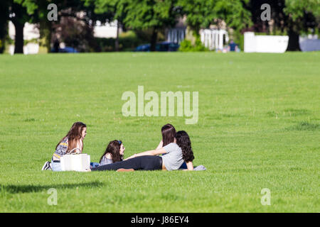 Abington Park, Northampton, Großbritannien 27. Mai 2017. Das Wetter. Gruppen von Menschen genießen den warmen sonnigen Nachmittag im Park Abington herumsitzen. Bildnachweis: Keith J Smith. / Alamy Live News Stockfoto