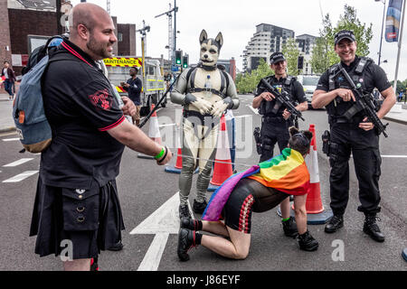 Birmingham, Vereinigtes Königreich. 27. Mai 2017.  Bewaffnete Polizei patrouillieren die Straßen inmitten von gesteigerter Sicherheit im Zuge der Manchester Bombardierung als Tausende von Mitgliedern der LGBTQ Gemeinschaft versammelten sich heute für die Birmingham Pride Parade. Der Birmingham Stolz ist ein jährliches Festival für die LGBTQ Gemeinschaft in der Regel statt über Spring Bank Holiday.  Die Veranstaltung beginnt mit einer Parade von Victoria Square im Zentrum Stadt das Gay Village in Hurst Straße Credit: Jim Holz/Alamy Live News Stockfoto