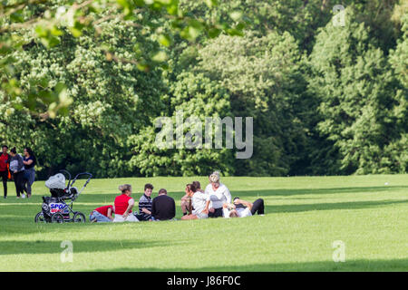 Abington Park, Northampton, Großbritannien 27. Mai 2017. Das Wetter. Gruppen von Menschen genießen den warmen sonnigen Nachmittag im Park Abington herumsitzen. Bildnachweis: Keith J Smith. / Alamy Live News Stockfoto