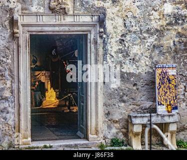 9. Oktober 2004 - Korcula, Kroatien - ein Blick durch die Tür das 14. Jahrhundert gotische Kirche von St. Peter in alte Stadt Korcula vorübergehend Gehäuse ein Marco-Polo-Museum. Korcula behauptet, seinen Geburtsort zu sein und ist ein Ziel des internationalen Tourismus geworden. (Kredit-Bild: © Arnold Drapkin über ZUMA Draht) Stockfoto