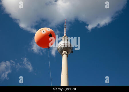 Simon Becker/le pictorium - deutsche evangelische Kirche (kirchentag) 2017 in Berlin - 26/05/2017 - Deutschland/Berlin/Berlin - der Fernsehturm am Alexanderplatz und ein kirchentag Ballon. Stockfoto