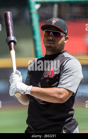 Milwaukee, USA. 27. Mai 2017. Arizona-Diamantmarkierungen linker Feldspieler Yasmany Tomas #24 nimmt mit der Wimper Praxis vor der Major League Baseball Spiel zwischen den Milwaukee Brewers und die Arizona Diamondbacks im Miller Park in Milwaukee, Wisconsin. John Fisher/CSM/Alamy Live-Nachrichten Stockfoto