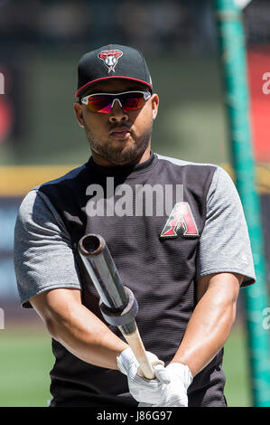 Milwaukee, USA. 27. Mai 2017. Arizona-Diamantmarkierungen linker Feldspieler Yasmany Tomas #24 nimmt mit der Wimper Praxis vor der Major League Baseball Spiel zwischen den Milwaukee Brewers und die Arizona Diamondbacks im Miller Park in Milwaukee, Wisconsin. John Fisher/CSM/Alamy Live-Nachrichten Stockfoto