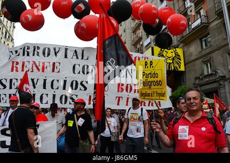 Madrid, Spanien. 27. Mai 2017. Tausende von Menschen versammeln sich in Madrid gegen Arbeitsplatzunsicherheit, Arbeitslosigkeit und soziale Verschlechterung der Gesundheit und Bildung zu protestieren. Die Demonstranten aus ganz Spanien, in einem sehr heißen Nachmittag. Bildnachweis: M.Ramirez / Alamy Live News Stockfoto