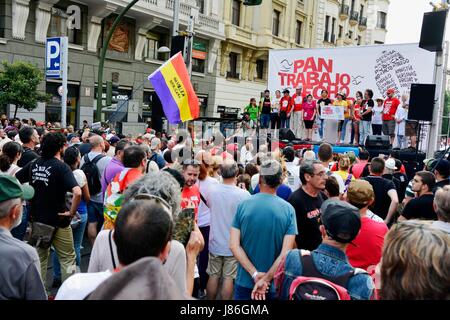 Madrid, Spanien. 27. Mai 2017. Tausende von Menschen versammeln sich in Madrid gegen Arbeitsplatzunsicherheit, Arbeitslosigkeit und soziale Verschlechterung der Gesundheit und Bildung zu protestieren. Die Demonstranten aus ganz Spanien, in einem sehr heißen Nachmittag. Bildnachweis: M.Ramirez / Alamy Live News Stockfoto