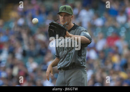 Milwaukee, USA. 27. Mai 2017. Arizona Diamondbacks ab Krug Zack Greinke #21 nimmt die Hügel in der Major League Baseball Spiel zwischen den Milwaukee Brewers und die Arizona Diamondbacks im Miller Park in Milwaukee, Wisconsin. John Fisher/CSM/Alamy Live-Nachrichten Stockfoto