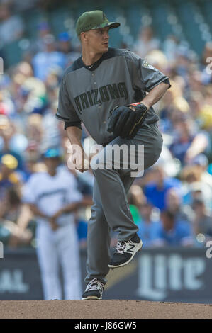 Milwaukee, USA. 27. Mai 2017. Arizona-Diamantmarkierungen Krug Zack Greinke #21 ab liefert einen Stellplatz im ersten Inning von Hauptliga-Baseball-Spiel zwischen den Milwaukee Brewers und die Arizona Diamondbacks im Miller Park in Milwaukee, Wisconsin. John Fisher/CSM/Alamy Live-Nachrichten Stockfoto