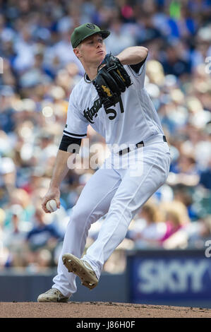 Milwaukee, USA. 27. Mai 2017. Milwaukee Brewers ab Krug Chase Anderson #57 liefert einen Stellplatz in der Major League Baseball Spiel zwischen den Milwaukee Brewers und die Arizona Diamondbacks im Miller Park in Milwaukee, Wisconsin. John Fisher/CSM/Alamy Live-Nachrichten Stockfoto