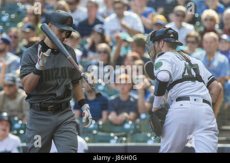 Milwaukee, USA. 27. Mai 2017. Arizona-Diamantmarkierungen Shortstop Chris Owings #16 dreht seinen Schläger nach Streichung in der Major League Baseball Spiel zwischen den Milwaukee Brewers und die Arizona Diamondbacks im Miller Park in Milwaukee, Wisconsin. John Fisher/CSM/Alamy Live-Nachrichten Stockfoto