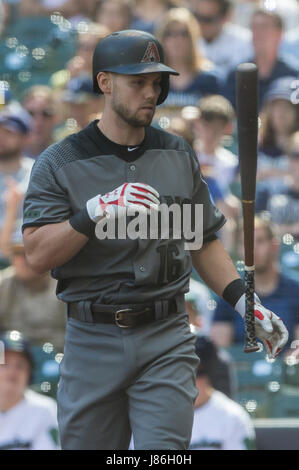 Milwaukee, USA. 27. Mai 2017. Arizona-Diamantmarkierungen Shortstop Chris Owings #16 dreht seinen Schläger nach Streichung in der Major League Baseball Spiel zwischen den Milwaukee Brewers und die Arizona Diamondbacks im Miller Park in Milwaukee, Wisconsin. John Fisher/CSM/Alamy Live-Nachrichten Stockfoto