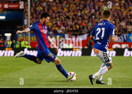 Lionel Andrés Messi (10) FC Barcelona-Spieler. Kiko Femenia (21) Deportivo Alaves Spieler. Copa del Rey zwischen FC Barcelona Vs Deportivo Alaves im Vicente Calderon Stadion in Madrid, Spanien, 27. Mai 2017. Stockfoto