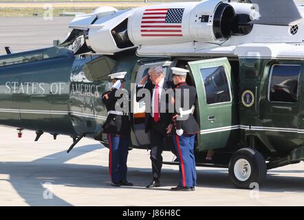 US-Präsident Donald Trump salutiert Hubschrauber wie er ankommt von Adressen Service-Mitglieder am Naval Air Station Sigonella vor der Heimreise von seiner neuntägigen Übersee-Reise 27. Mai 2017 in Sigonella, Italien. Stockfoto