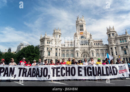 Madrid, Spanien. 27. Mai 2017. Menschen, die während der Märsche os würde unter dem Motto "Brot, Arbeit, Dach und Gleichheit" in Madrid, Spanien. Bildnachweis: Marcos del Mazo/Alamy Live-Nachrichten Stockfoto