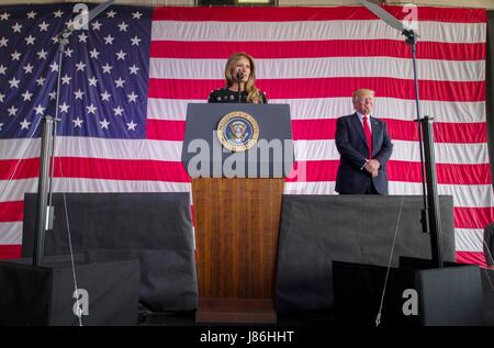 U.S. First Lady Melania Trump stellt ihr Mann Präsident Donald Trump Adressen-Service-Mitglieder bei einem Zwischenstopp auf der Naval Air Station Sigonella vor der Heimreise von seiner neuntägigen Übersee-Reise 27. Mai 2017 in Sigonella, Italien. Stockfoto