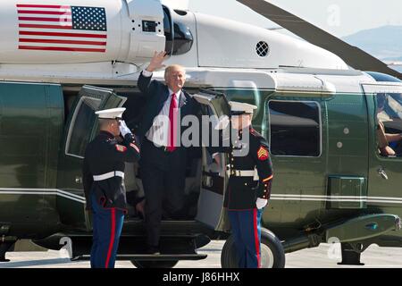 US-Präsident Donald Trump "Wellenlinien" als er mit dem Marine One Hubschrauber, Adressen-Service-Mitglieder am Naval Air Station Sigonella kommt vor der Heimreise von seiner neuntägigen Übersee-Reise 27. Mai 2017 in Sigonella, Italien. Stockfoto