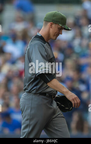 Milwaukee, USA. 27. Mai 2017. Arizona Diamondbacks ab Krug Zack Greinke #21 nimmt aus dem Spiel in der Major League Baseball Spiel zwischen den Milwaukee Brewers und die Arizona Diamondbacks im Miller Park in Milwaukee, Wisconsin. John Fisher/CSM/Alamy Live-Nachrichten Stockfoto